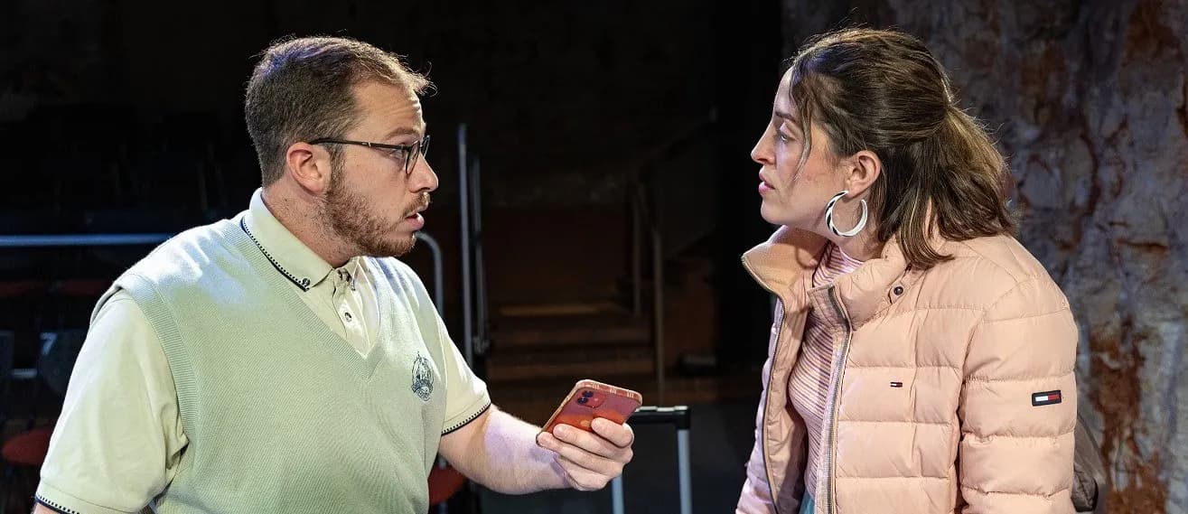 פוסטר ההצגה הכי בבית בעולם