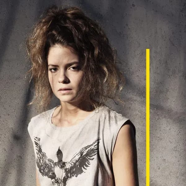 פוסטר ההצגה משחקים בחצר האחורית