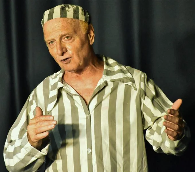 פוסטר ההצגה לחיות שעה אחרי היטלר